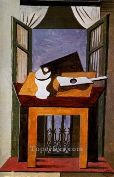 パブロ・ピカソ Painting - 開いた窓の前のテーブル上の静物画 1919年 パブロ・ピカソ
